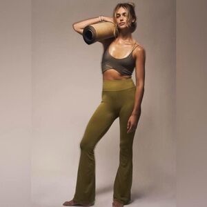 NWOT Free People Movement Good
Karma Flare Leggings
